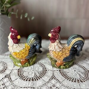 Vintage Jay Import Vibrant Hand Painted Rooster Chicken Salt & Pepper Shaker